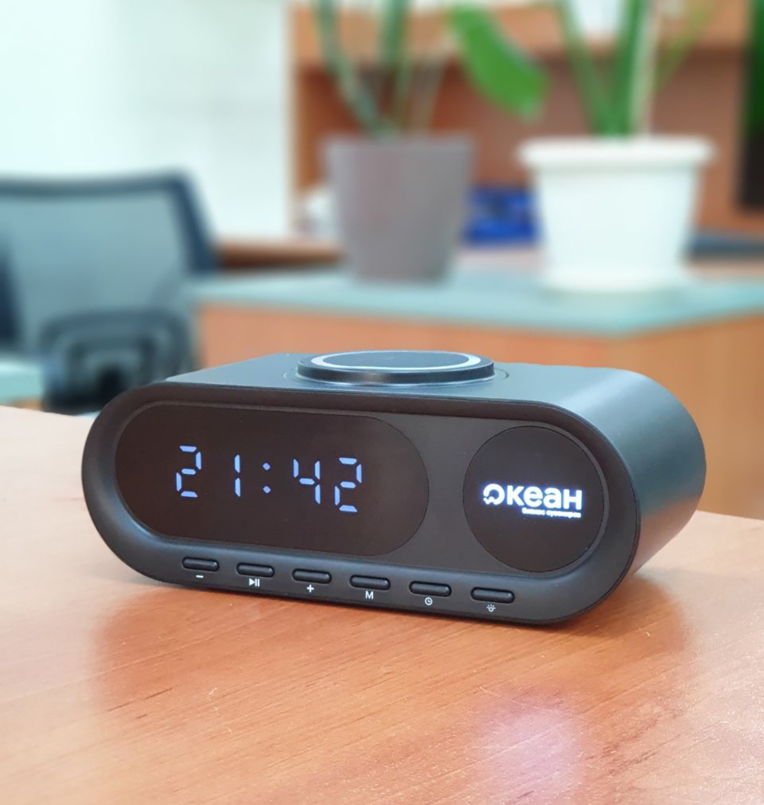 Настольные часы "Smart Hub" с bluetooth колонкой 5Вт, беспроводной (15W) зарядкой и подсветкой логотипа фото на сайте Print Logo.