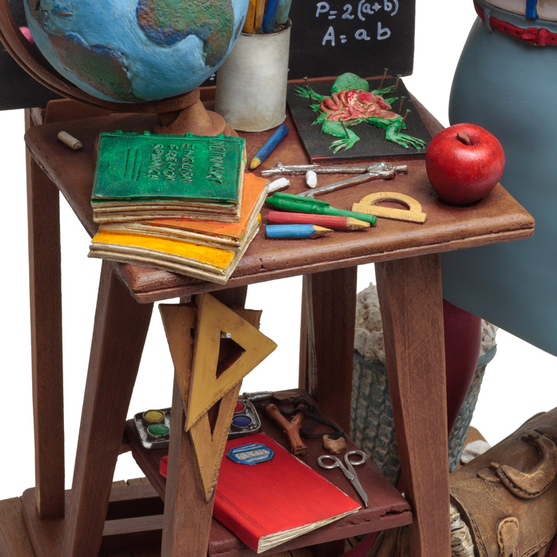 Скульптура "Учительница" — пример нанесения логотипа () | Print Logo