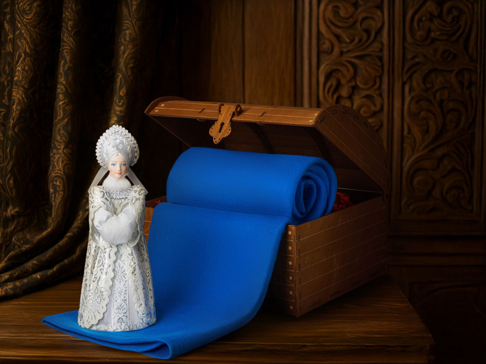 Подарочный набор: кукла фарфоровая, плед флисовый, синий