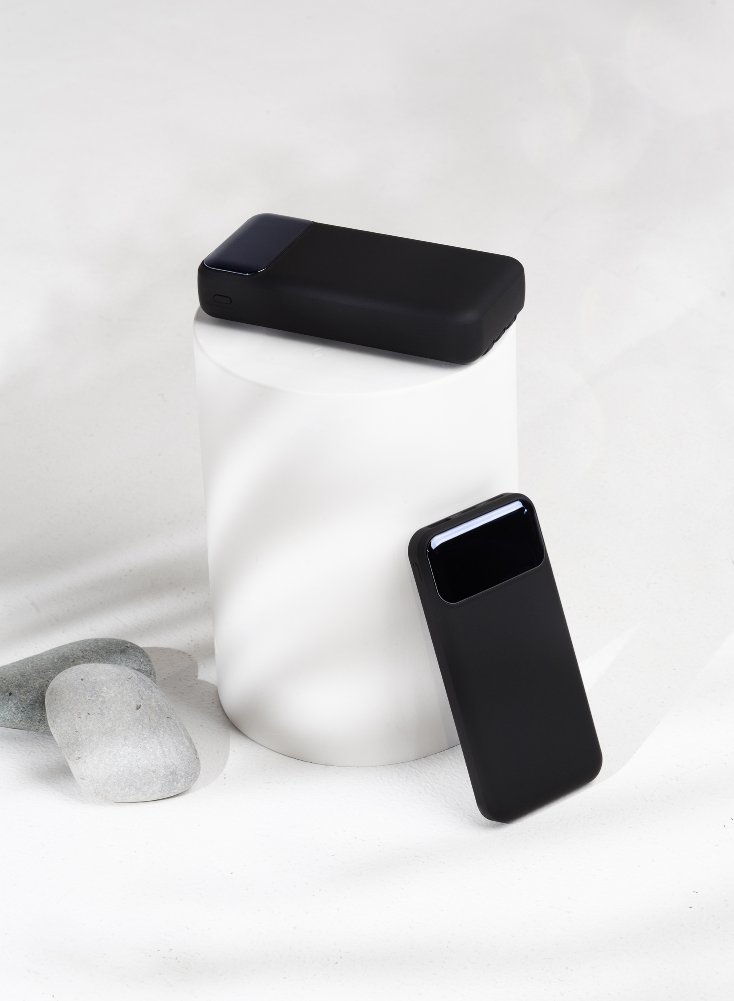 Зарядное (22.5W) устройство "Grade SOFTTOUCH" 10000 mAh с подсветкой логотипа, встроенными кабелями и цифровым индикатором заряда фото на сайте Print Logo.