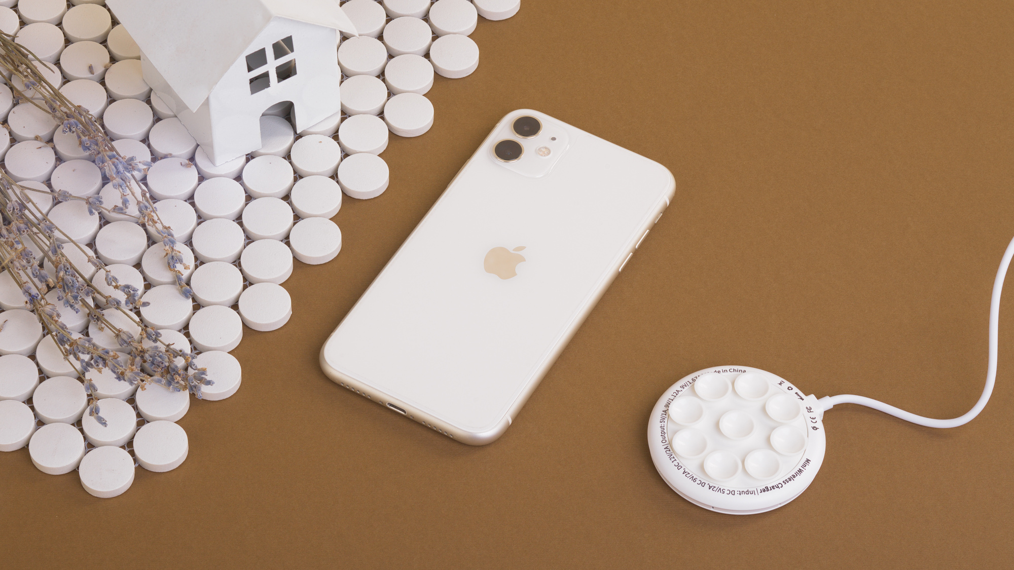 Беспроводное (15W) зарядное устройство "Sticker" с присосками фото на сайте Print Logo.