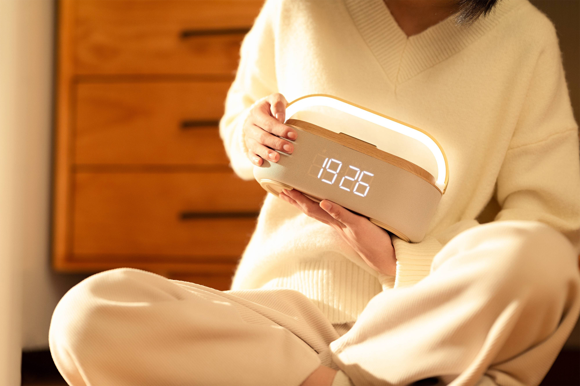 Bluetooth стерео-колонка "Smart Band" 10Вт (2х5Вт) с беспроводным (15W) ЗУ, лампой, часами, FM радио фото на сайте Print Logo.