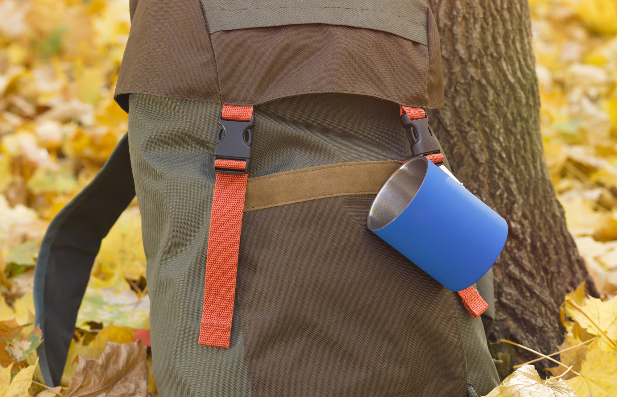 Кружка с карабином "Юта" 300 мл, покрытие soft touch — пример нанесения логотипа (SOFTOUCH) | Print Logo