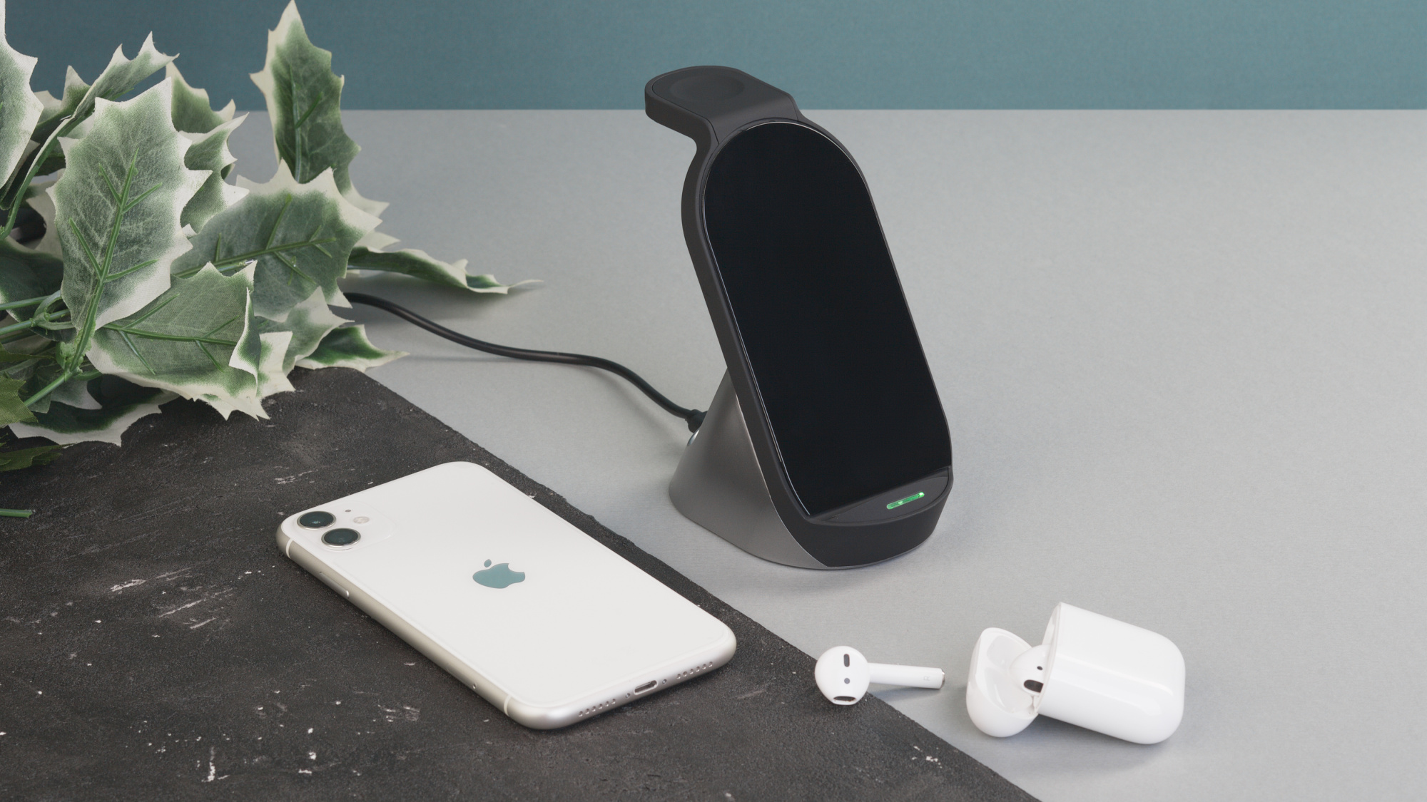 Настольная беспроводная (15W) зарядная станция "Tower" для часов, наушников, смартфона, с подсветкой логотипа и адаптером 18W фото на сайте Print Logo.