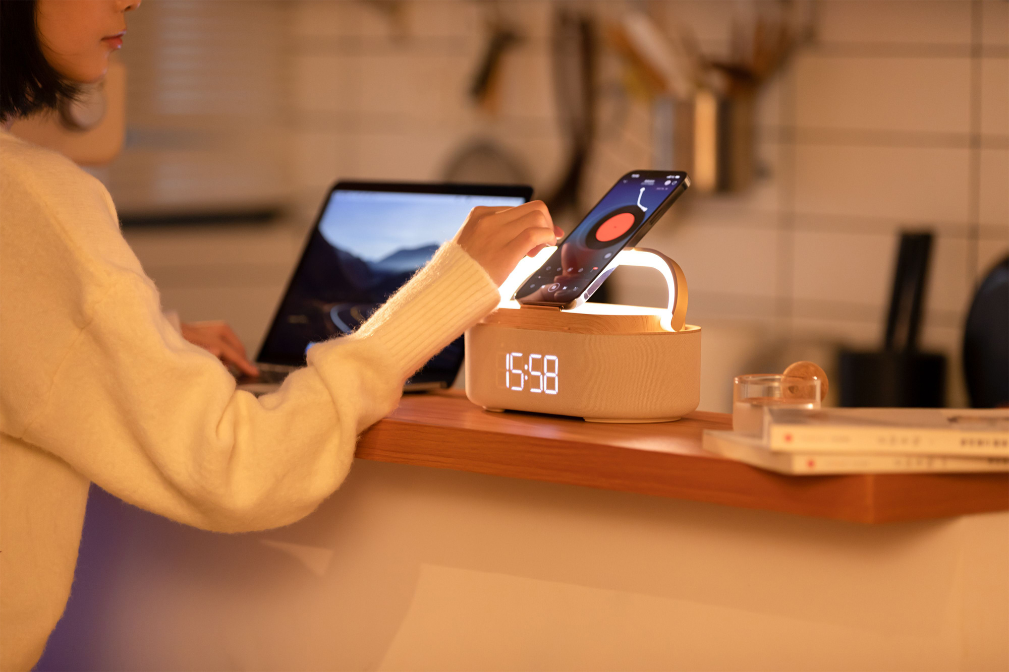 Bluetooth стерео-колонка "Smart Band" 10Вт (2х5Вт) с беспроводным (15W) ЗУ, лампой, часами, FM радио фото на сайте Print Logo.