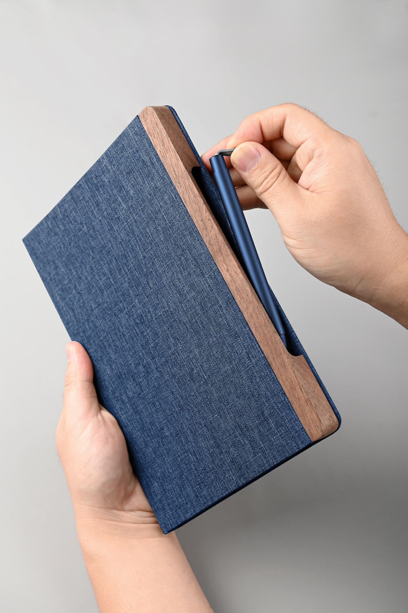 Блокнот с ручкой в ореховом магнитном пенале фото на сайте Print Logo.