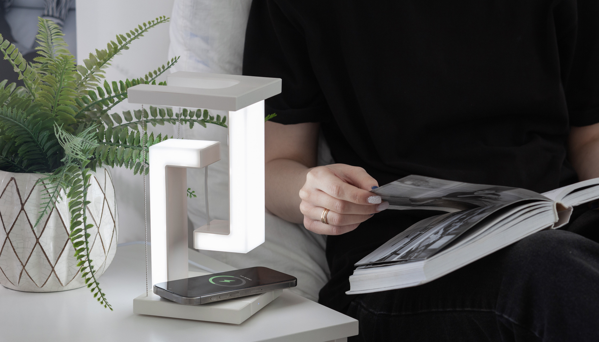 Левитирующая настольная лампа "Twin" с функцией беспроводной зарядки фото на сайте Print Logo.