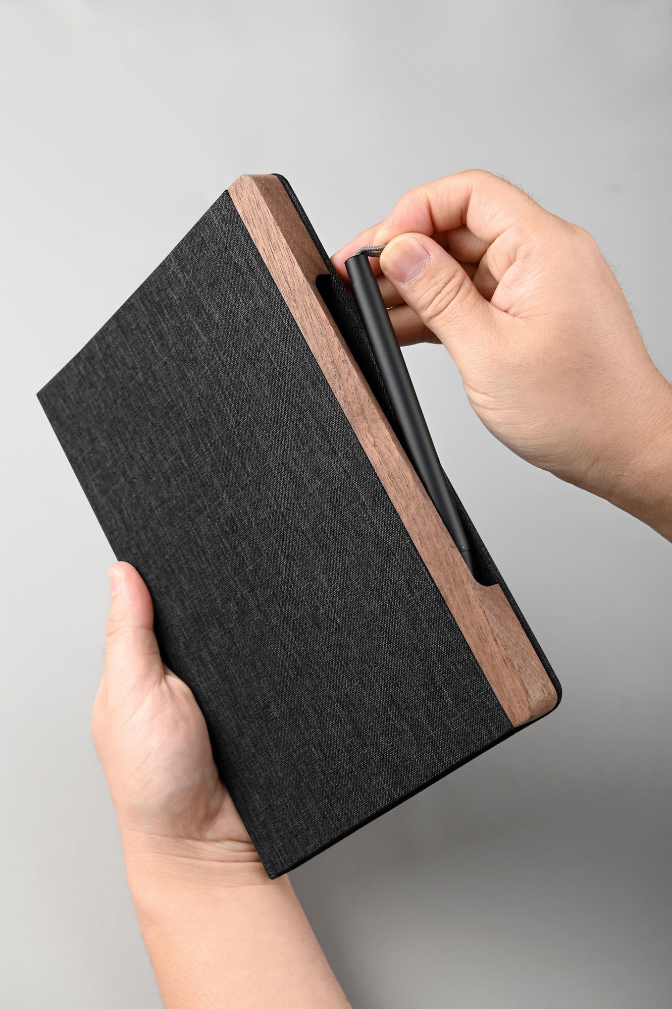 Блокнот "Wood" с ручкой в ореховом магнитном пенале фото на сайте Print Logo.