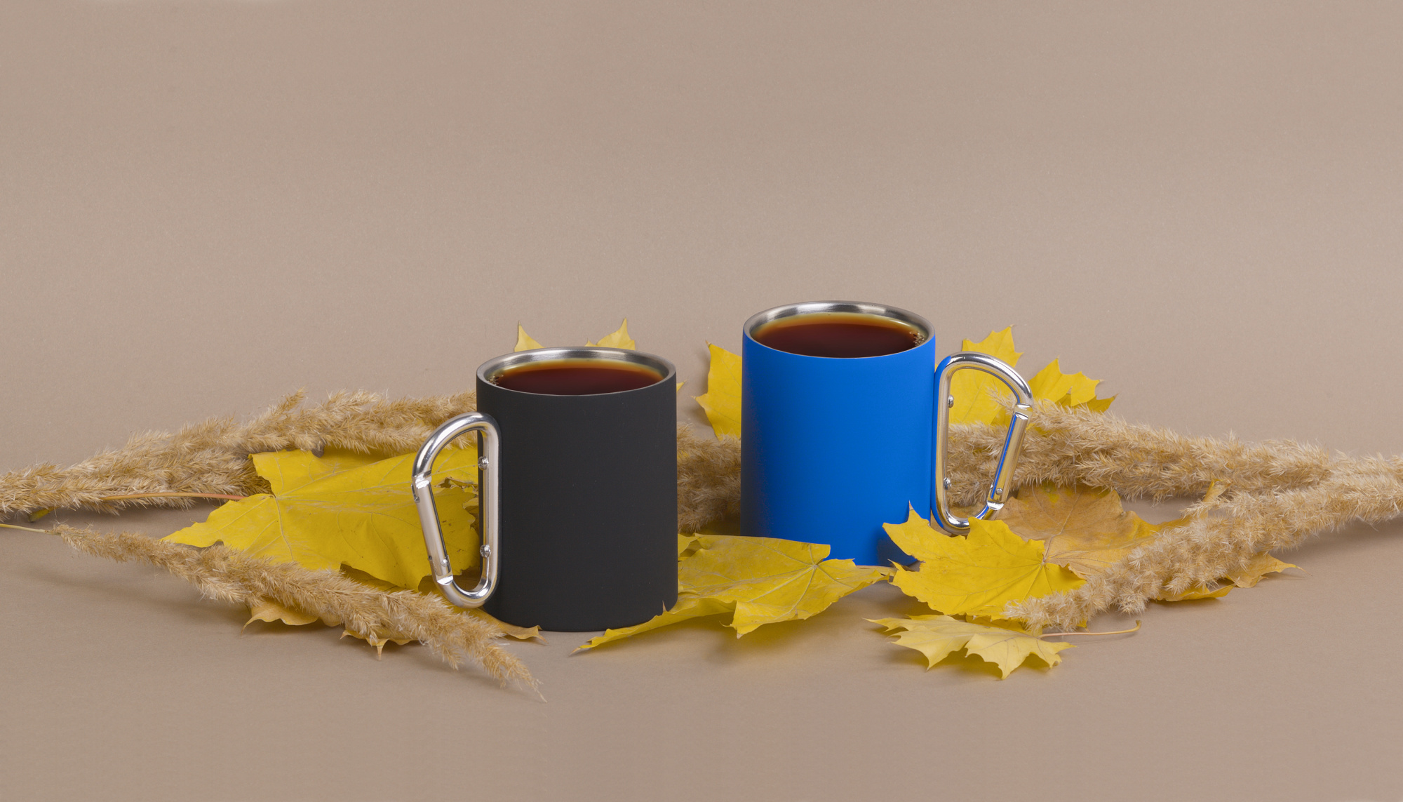 Кружка с карабином "Юта" 300 мл, покрытие soft touch — пример нанесения логотипа (SOFTOUCH) | Print Logo