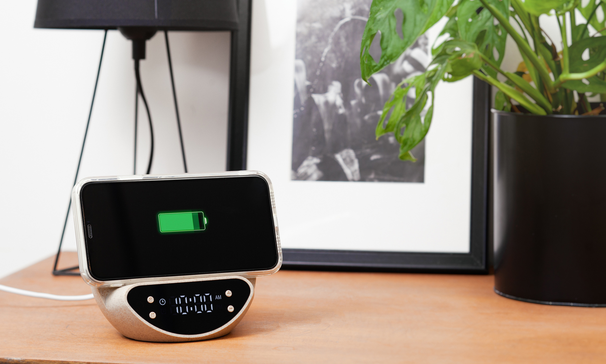 Настольные часы "Smiley" с беспроводным (10W) зарядным устройством и будильником, пшеница/бамбук/пластик фото на сайте Print Logo.